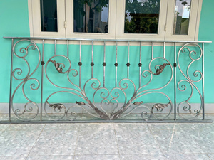 Rampe de balcon décorative en fer forgé pour maisons modernes, offrant des vues extérieures élégantes et une sécurité durable – Disponible dès aujourd'hui aux États-Unis - Product Image 1
