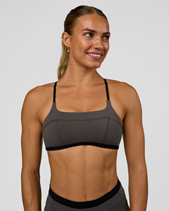 Soutien-gorge de sport gris pour femme avec bordure noire et fines bretelles pour le yoga et l'entraînement physique - Product Image 1