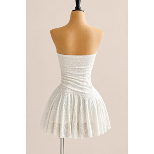 Elegante Vestido Mini de Encaje sin Tirantes con Detalle de Broche Floral - Product Image 2