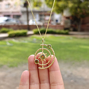 Collar de latón chapado en oro hecho a mano con peridoto y cuarzo, colgante de sol celestial con diseño de órbita del sistema solar, joyería para mujer para cóctel - Product Image 4