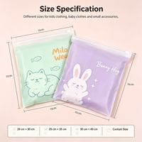 Sacs refermables mats recyclables avec logo personnalisé pour l'emballage des vêtements, pochettes de rangement en plastique imprimées avec fermeture éclair pour les vêtements