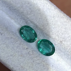 Piedra Preciosa de Esmeralda Zambiana Natural de 1.50 Quilates, Corte Ovalado Verde Intenso, Facetada, Suelta, para Joyería - Product Image 1