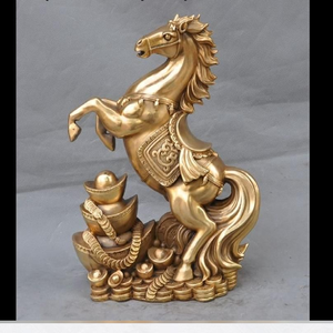 Figurine de cheval en laiton doré sur pièces et lingots porte-bonheur, disponible à prix de gros. - Product Image 1