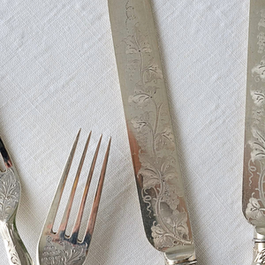 Ensemble de couverts vintage en acier inoxydable argenté, 2 pièces, avec manche en nacre, finition poli miroir, comprenant cuillère de service, fourchette et couteau, pour les réceptions et les dîners - Product Image 3