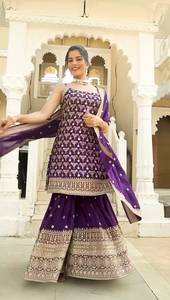 Ensemble prêt-à-porter entièrement cousu avec haut en faux georgette orné de broderies et de sequins, pantalon sharara et dupatta. - Product Image 3