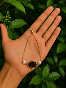 สร้อยข้อมือชุบทองพร้อมมุกเทียมและหินสีน้ำตาล สไตล์โรแมนติกสำหรับผู้หญิง เครื่องประดับปรับขนาดได้ - Product Image 1