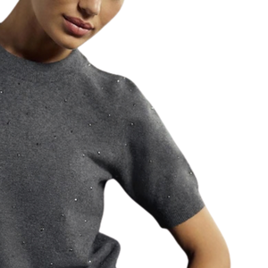 Pull en maille à manches courtes gris anthracite uni, orné de strass thermocollés, léger, ultra-doux, coupe ajustée pour femme - Product Image 3