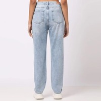 Conçues avec un tissu de qualité supérieure, ces jeans en denim pour femmes offrent un confort durable et un look raffiné au quotidien.