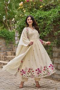 Conjunto de Top y Pantalón de Seda Chanderi Bordado a Mano para Mujer, con Micro Dupatta Interior Completo de Chanderi, Traje Étnico Tradicional para Fiestas - Product Image 2