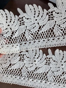 Ribete de encaje guipur al por mayor de poliéster de 12 cm de ancho con borde festoneado floral para vestido de novia, OEM ODM personalizado - Product Image 2