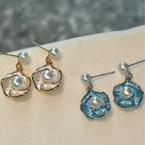 Boucles d'oreilles tendance et élégantes en camélia, perles d'eau douce, pendentifs avec un joli pompon, boucles d'oreilles en alliage cool - Product Image 2