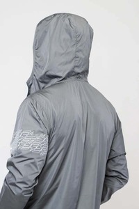 Ensemble de vêtements de sport gris pour homme avec imprimé géométrique sur les manches et les shorts, séchage rapide, tricoté, en polyester - Product Image 2