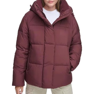 Chaqueta de Invierno Acolchada Color Borgoña para Mujer, con Capucha, Cierre de Cremallera, Manga Larga, Relleno Grueso de Poliéster, Largo Regular - Product Image 5