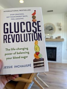 Glucose Revolution de Jessie Inchauspe, guide en anglais en format broché pour équilibrer la glycémie et améliorer la santé - Product Image 2