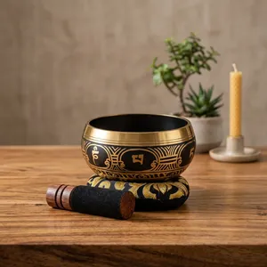 Bol chantant tibétain noir et or avec marteau en bois et coussin brodé, bol sonore artisanal pour la méditation et le yoga - Product Image 5