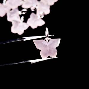 จี้ผีเสื้อโรสควอตซ์ธรรมชาติ เงินแท้ 925 แกะสลักด้วยมือ สำหรับทำเครื่องประดับอัญมณี จี้ผีเสื้อโรสควอตซ์ธรรมชาติ - Product Image 1