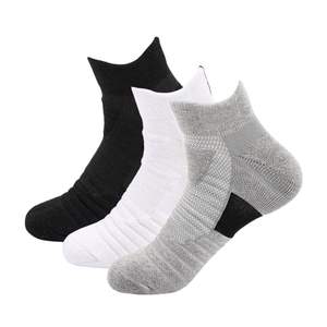 Chaussettes de course athlétiques de performance, paire gris et blanc, en maille respirante, avec soutien de la voûte plantaire, pour le sport et l'entraînement en salle de sport - Product Image 2