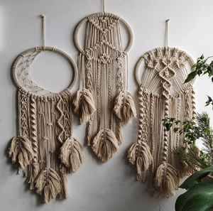 Deux magnifiques suspensions en macramé tressé multicolores avec plumes sont suspendues individuellement sur des tiges en bois. Disponible aux prix de gros. - Product Image 3