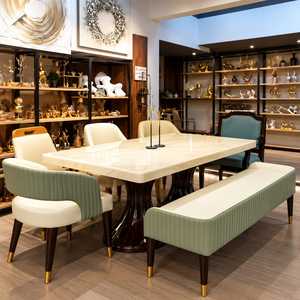 Ensemble de salle à manger rectangulaire moderne de luxe en marbre crème, table sur piétement en bois sculptural, chaises d'appoint rembourrées, banc courbé - Product Image 1