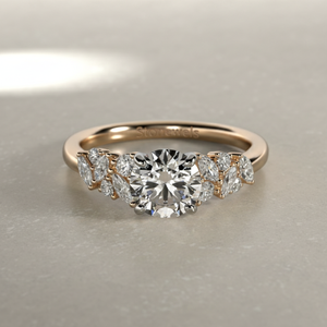 Anillo de compromiso de diamante redondo cultivado en laboratorio Stonewels con piedras laterales en racimo marquesa para anillo nupcial de oro con engaste de púas certificado - Product Image 3