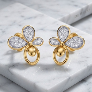 Boucles d'oreilles clous triangulaires tendance en or jaune 14 carats avec diamant de laboratoire taille ronde, design unique, pour mariages et cadeaux de fête - Product Image 4