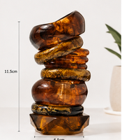 Ensemble de bracelets modernes pour femmes, en résine effet ambre, finition polie, faits à la main, écologiques, style artisanal naturel, par un créateur de mode