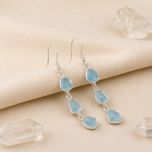 Boucles d'oreilles pendantes longues en aquamarine naturelle brute avec monture en or, bijoux de guérison en cristal brut, cadeau pour l'amour - Product Image 4