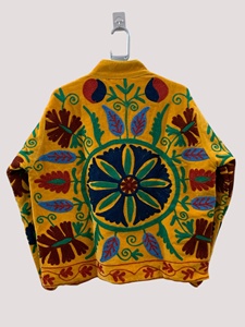 Veste en velours brodée Suzani faite à la main pour femmes, manteau d'hiver bohème de luxe, vêtement d'extérieur court traditionnel ethnique à fleurs - Product Image 3