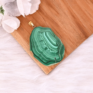 Pendentif en malachite naturelle, stalactite, laiton plaqué or, 22,7 g, pierre verte unique - Product Image 2