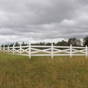 Valla de plástico blanca para caballos, tipo Crossbuck, con rieles divididos, de vinilo, para corrales y paddocks. - Product Image 2