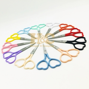 Nouvelles mini-ciseaux à cuticules en céramique et acier inoxydable à lame droite et manche en forme de cœur pour bébés droitiers, durables - Product Image 3