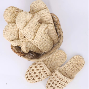 Fournisseur en gros de sandales et claquettes artisanales en jacinthe d'eau pour femmes, style coquillage, décontractées, pour la plage et l'hôtel, du Vietnam - Product Image 1