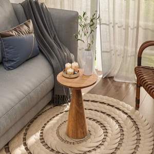 Table d'appoint en bois de style traditionnel conçue pour ajouter chaleur et charme à la décoration intérieure. - Product Image 5