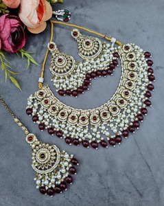 ชุดสร้อยคอพรีเมียมสีชมพูประดับเพชร Kundan พร้อมต่างหูและเครื่องประดับศีรษะแบบ Maang Tikka ประดับมุก สำหรับเจ้าสาวในงานแต่งงาน - Product Image 5