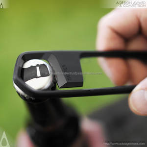 Abrebotellas moderno con mango de madera y abridor chapado en oro Accesorio de barman de calidad premium Diseño elegante y duradero - Product Image 4