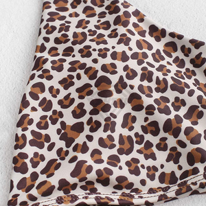 Conjunto de bikini con estampado de leopardo para mujer, cuello en V profundo, parte inferior tipo tanga con cordones, traje de baño elástico de poliéster y spandex, ropa de playa - Product Image 4