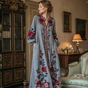 Nouvelle robe maxi élégante d'inspiration vintage à fleurs brodées pour femmes, manches longues, col en V, robe maxi d'inspiration ethnique - Product Image 1