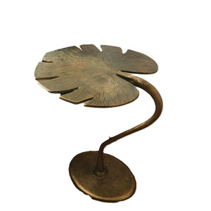 Mesa Auxiliar de Latón con Forma de Hoja de Loto, Mesa de Centro Moderna de Metal Estilo Asiático, Mesa de Café Escultural para Sala de Estar, Estética Moderna - Product Image 1