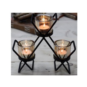 Portavelas de metal diseñado para enriquecer los momentos tranquilos con una elegancia cálida y un encanto visual. - Product Image 6