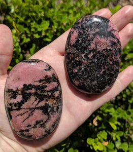 Pierre de méditation en rhodonite naturelle polie, cristal de guérison, pierre anti-stress pour la méditation, le Reiki et l'énergie des chakras, vente en gros - Product Image 5