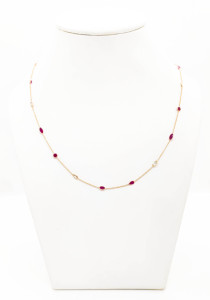 สร้อยคอประดับทับทิมธรรมชาติและไพลินขาวในตัวเรือนทองคำแท้ 18K สีเหลือง – ประดับอัญมณีสีแดงและสีขาวรูปทรงผสมแบบฝังขอบ - Product Image 4