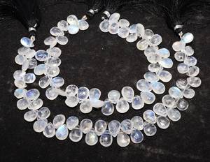 ลูกปัดมูนสโตนสีขาวรุ้งธรรมชาติทรงหยดน้ำเจียระไนขนาด 7x10 มม. มูนสโตนสีขาวรุ้งทรงบริโอเล็ต ความยาว 8 นิ้ว เกรดพรีเมียม - Product Image 4