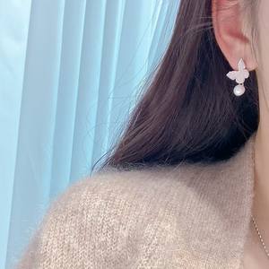 Boucles d'oreilles papillon bleu rose haut de gamme avec perle naturelle, style pendante polyvalent et coloré pour la vente au détail et en gros - Product Image 4
