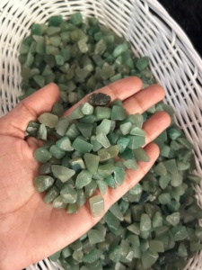Pierre d'aventurine verte naturelle pour petite pierre à puce de guérison cristal Reiki de forme irrégulière pour la guérison et la décoration intérieure - Product Image 1