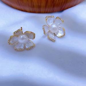 Boucles d'oreilles en dentelle émaillée vintage française avec perles d'eau douce, fleurs populaires et bijoux Mantou plats, nouveau design chic - Product Image 3