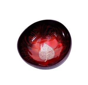 Tazón de Coco con Motivo Artístico de Hoja Roja, Ecológico, Hecho a Mano, Plato Decorativo para un Estilo de Hogar y Cocina de Lujo - Product Image 1