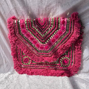 กระเป๋าคลัทช์ถือแบบทำมือจากอินเดีย ประดับลูกปัดสีชมพู แต่งพู่ห้อย ปักลายชนเผ่า กระเป๋าสะพายไหล่สไตล์ชาติพันธุ์ สำหรับงานเทศกาล เหมาะสำหรับผู้หญิง ขายในร้านบูติก - Product Image 1