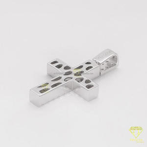 Colgante de Cruz Pequeño Hecho a Mano con Diseño de Joyería de Lujo con Moissanita - Product Image 3
