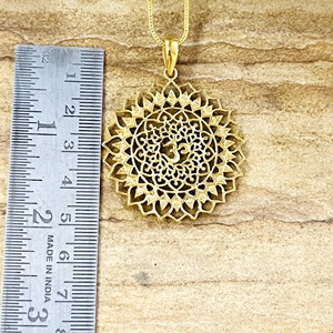 Collier ethnique en laiton plaqué or 18 carats pour femme, pendentif Om bohème très demandé, motif lotus sacré mandala filigrané, vente en gros OEM ODM - Product Image 6