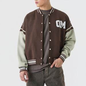Chaqueta Varsity Estilo Racing para Hombre – Diseño de Parches Inspirado en la Motociclismo con Ribetes a Cuadros, Hombros Acolchados - Product Image 1